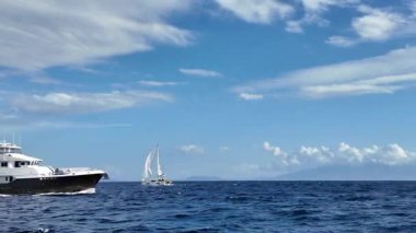 Bodrum, Hindi. 23 Ekim 2025: Lüks tekneler hafta sonu Türkiye 'nin en sevdiği tatil merkezi olan Bodrum' da Ege Denizi 'nde seyahat ediyorlar.