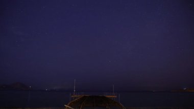 Ege Denizi 'nde terk edilmiş paslı iskele yıldızların altında..