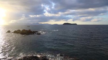 Deniz kenti Turgutreis ve muhteşem gün batımları. Bodrum, Hindi. Ege Denizi 'nin ortasında büyük bir kaya..