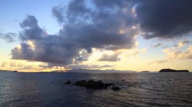 Deniz kenti Turgutreis ve muhteşem gün batımları. Bodrum, Hindi. Ege Denizi 'nin ortasında büyük bir kaya..