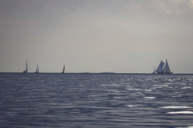 Beyaz yelkenli yelkenli yelkenli gemiler açık denizde yelkenli yarışı.