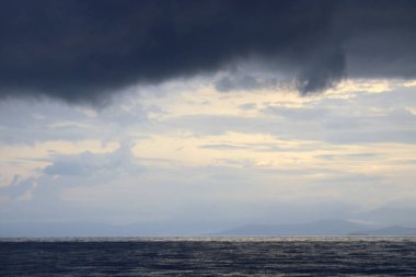 Fırtınadan önce Ege Denizi 'ndeki bir bölgeye sağanak yağmur yağar