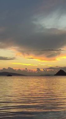 Deniz kenti Turgutreis ve muhteşem gün batımları. Bodrum, Hindi. Sosyal medya için dikey video
