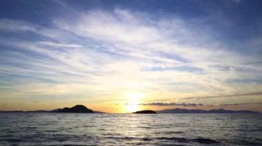 Sonbaharda Ege Denizi üzerinde bulutlu bir günde muhteşem bir gün batımı. Zaman Uygulaması.