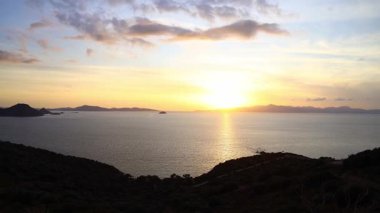 Ege Denizi 'ndeki Yunan adalarına bakan Türkiye' den gün batımı. Yüksek açılı zaman dilimi.