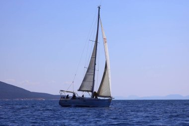 Bodrum, Hindi. 16 Mart 2024: Yelkenliler Ege Denizi 'nin mavi sularında, ünlü tatil beldesi Bodrum' un kıyılarında rüzgarlı havada yelken açıyorlar..