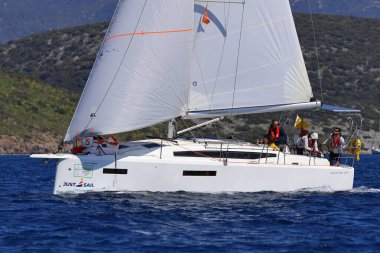 Bodrum, Hindi. 16 Mart 2024: Yelkenliler Ege Denizi 'nin mavi sularında, ünlü tatil beldesi Bodrum' un kıyılarında rüzgarlı havada yelken açıyorlar..