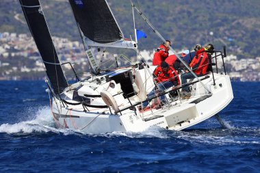 Bodrum, Hindi. 16 Mart 2024: Yelkenliler Ege Denizi 'nin mavi sularında, ünlü tatil beldesi Bodrum' un kıyılarında rüzgarlı havada yelken açıyorlar..