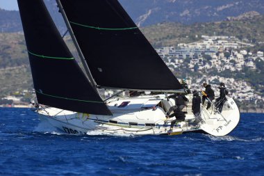 Bodrum, Hindi. 16 Mart 2024: Yelkenliler Ege Denizi 'nin mavi sularında, ünlü tatil beldesi Bodrum' un kıyılarında rüzgarlı havada yelken açıyorlar..