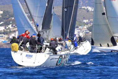 Bodrum, Hindi. 16 Mart 2024: Yelkenliler Ege Denizi 'nin mavi sularında, ünlü tatil beldesi Bodrum' un kıyılarında rüzgarlı havada yelken açıyorlar..