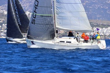 Bodrum, Hindi. 16 Mart 2024: Yelkenliler Ege Denizi 'nin mavi sularında, ünlü tatil beldesi Bodrum' un kıyılarında rüzgarlı havada yelken açıyorlar..