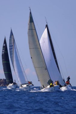 Bodrum, Hindi. 16 Mart 2024: Yelkenliler Ege Denizi 'nin mavi sularında, ünlü tatil beldesi Bodrum' un kıyılarında rüzgarlı havada yelken açıyorlar..