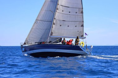 Bodrum, Hindi. 16 Mart 2024: Yelkenliler Ege Denizi 'nin mavi sularında, ünlü tatil beldesi Bodrum' un kıyılarında rüzgarlı havada yelken açıyorlar..