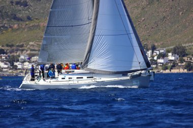 Bodrum, Hindi. 16 Mart 2024: Yelkenliler Ege Denizi 'nin mavi sularında, ünlü tatil beldesi Bodrum' un kıyılarında rüzgarlı havada yelken açıyorlar..