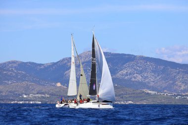 Bodrum, Hindi. 16 Mart 2024: Yelkenliler Ege Denizi 'nin mavi sularında, ünlü tatil beldesi Bodrum' un kıyılarında rüzgarlı havada yelken açıyorlar..