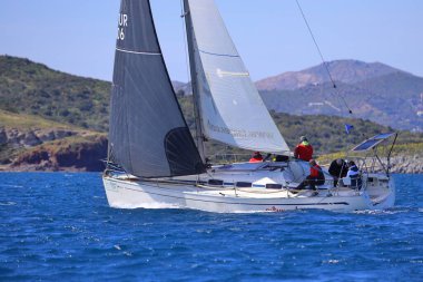 Bodrum, Hindi. 16 Mart 2024: Yelkenliler Ege Denizi 'nin mavi sularında, ünlü tatil beldesi Bodrum' un kıyılarında rüzgarlı havada yelken açıyorlar..