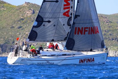 Bodrum, Hindi. 16 Mart 2024: Yelkenliler Ege Denizi 'nin mavi sularında, ünlü tatil beldesi Bodrum' un kıyılarında rüzgarlı havada yelken açıyorlar..