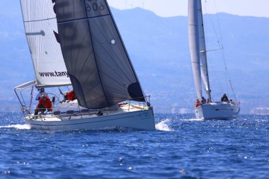 Bodrum, Hindi. 16 Mart 2024: Yelkenliler Ege Denizi 'nin mavi sularında, ünlü tatil beldesi Bodrum' un kıyılarında rüzgarlı havada yelken açıyorlar..