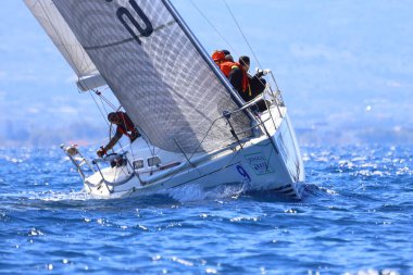 Bodrum, Hindi. 16 Mart 2024: Yelkenliler Ege Denizi 'nin mavi sularında, ünlü tatil beldesi Bodrum' un kıyılarında rüzgarlı havada yelken açıyorlar..