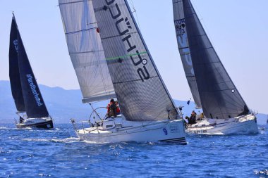 Bodrum, Hindi. 16 Mart 2024: Yelkenliler Ege Denizi 'nin mavi sularında, ünlü tatil beldesi Bodrum' un kıyılarında rüzgarlı havada yelken açıyorlar..