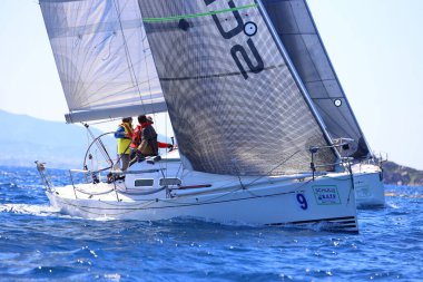 Bodrum, Hindi. 16 Mart 2024: Yelkenliler Ege Denizi 'nin mavi sularında, ünlü tatil beldesi Bodrum' un kıyılarında rüzgarlı havada yelken açıyorlar..