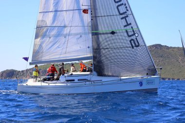 Bodrum, Hindi. 16 Mart 2024: Yelkenliler Ege Denizi 'nin mavi sularında, ünlü tatil beldesi Bodrum' un kıyılarında rüzgarlı havada yelken açıyorlar..