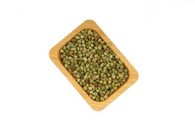 Tahta bambu kasesinde ezilmiş kekik baharatı. Sağlıklı beslenme kavramı Beyaz arka planda izole edilmiş ahşap kasedeki kuru kekik yığını.