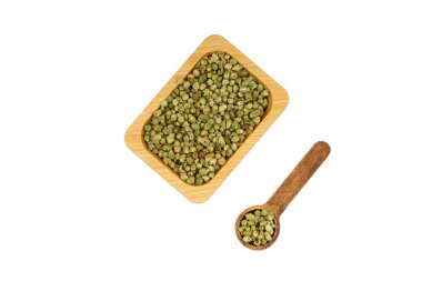 Tahta bambu kasesinde ezilmiş kekik baharatı. Sağlıklı beslenme kavramı Beyaz arka planda izole edilmiş ahşap kasedeki kuru kekik yığını.