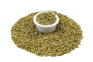 Tahta bambu kasesinde ezilmiş kekik baharatı. Sağlıklı beslenme kavramı Beyaz arka planda izole edilmiş ahşap kasedeki kuru kekik yığını.