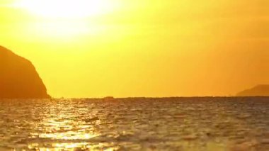 Güneş, denize batıyor. Resim akışını hızlandırmak mümkün.