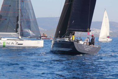 Bodrum, Hindi. 22 Mart 2019: Yelkenliler Ege Denizi 'nin mavi sularında, ünlü tatil beldesi Bodrum' un kıyılarında rüzgarlı havada yelken açıyorlar..