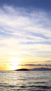 Sonbaharda Ege Denizi üzerinde bulutlu bir günde muhteşem bir gün batımı. sosyal medya için dikey video.