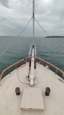 Denizde bir yat. Yatı kapatın. sosyal medya için dikey video.