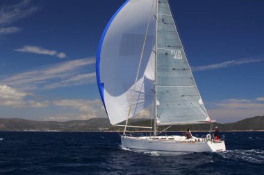 Bodrum, Hindi. 24 Mayıs 2019: Ege Denizi 'nin mavi sularında, ünlü tatil beldesi Bodrum' un kıyılarında yelkenliler rüzgarlı havada yelken açıyor.