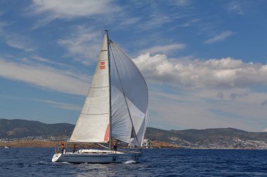Bodrum, Hindi. 24 Mayıs 2019: Ege Denizi 'nin mavi sularında, ünlü tatil beldesi Bodrum' un kıyılarında yelkenliler rüzgarlı havada yelken açıyor.