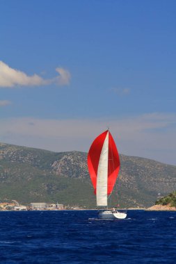 Bodrum, Hindi. 24 Mayıs 2019: Ege Denizi 'nin mavi sularında, ünlü tatil beldesi Bodrum' un kıyılarında yelkenliler rüzgarlı havada yelken açıyor.