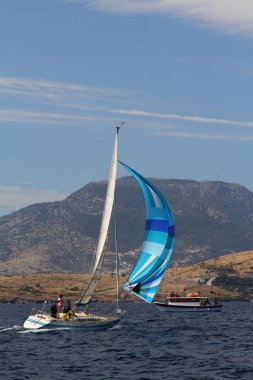 Bodrum, Hindi. 24 Mayıs 2019: Ege Denizi 'nin mavi sularında, ünlü tatil beldesi Bodrum' un kıyılarında yelkenliler rüzgarlı havada yelken açıyor.