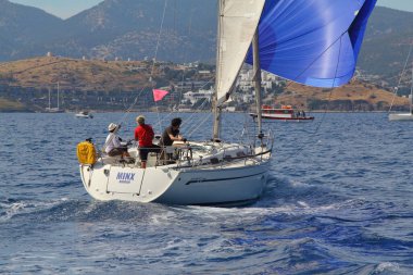 Bodrum, Hindi. 24 Mayıs 2019: Ege Denizi 'nin mavi sularında, ünlü tatil beldesi Bodrum' un kıyılarında yelkenliler rüzgarlı havada yelken açıyor.