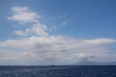 Bodrum, Hindi. 24 Mayıs 2019: Ege Denizi 'nin mavi sularında, ünlü tatil beldesi Bodrum' un kıyılarında yelkenliler rüzgarlı havada yelken açıyor.