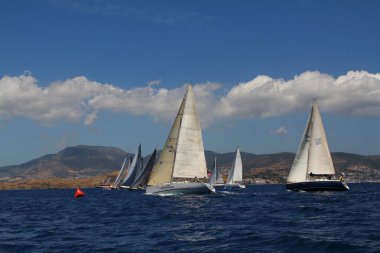 Bodrum, Hindi. 24 Mayıs 2019: Ege Denizi 'nin mavi sularında, ünlü tatil beldesi Bodrum' un kıyılarında yelkenliler rüzgarlı havada yelken açıyor.