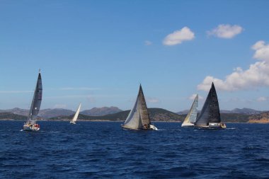 Bodrum, Hindi. 24 Mayıs 2019: Ege Denizi 'nin mavi sularında, ünlü tatil beldesi Bodrum' un kıyılarında yelkenliler rüzgarlı havada yelken açıyor.