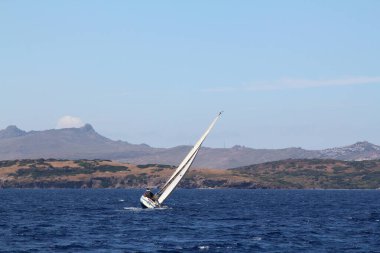 Bodrum, Hindi. 24 Mayıs 2019: Ege Denizi 'nin mavi sularında, ünlü tatil beldesi Bodrum' un kıyılarında yelkenliler rüzgarlı havada yelken açıyor.
