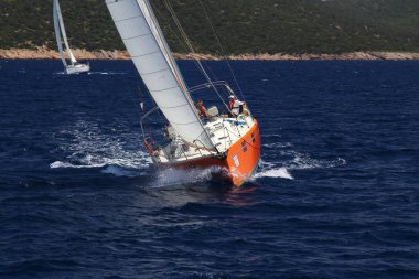 Bodrum, Hindi. 24 Mayıs 2019: Ege Denizi 'nin mavi sularında, ünlü tatil beldesi Bodrum' un kıyılarında yelkenliler rüzgarlı havada yelken açıyor.