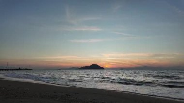 Sonbaharda Ege Denizi üzerinde bulutlu bir günde muhteşem bir gün batımı..