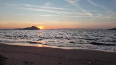 Sonbaharda Ege Denizi üzerinde bulutlu bir günde muhteşem bir gün batımı..