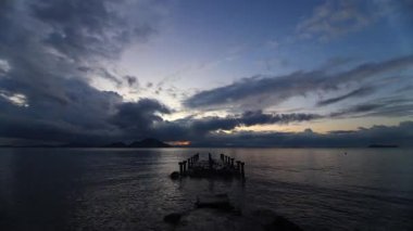 Eski terk edilmiş ahşap balıkçı iskelesi kırsalda denizde