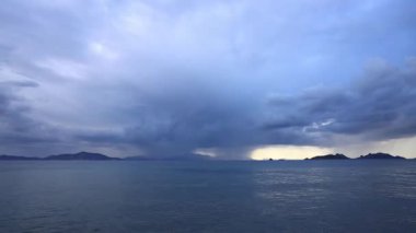 Denizin üzerinde fırtına bulutları. Turgutreis, Bodrum, Türkiye.