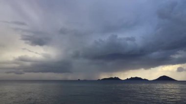 Denizin üzerinde fırtına bulutları. Turgutreis, Bodrum, Türkiye.