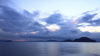 Denizin üzerinde fırtına bulutları. Turgutreis, Bodrum, Türkiye.
