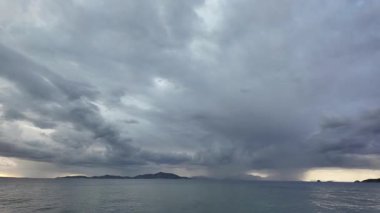 Denizin üzerinde fırtına bulutları. Turgutreis, Bodrum, Türkiye.